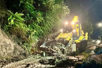 Екипи на общинските предприятия и Пожарната служба продължават дейностите по възстановяване на участъци от инфраструктурата в Русе