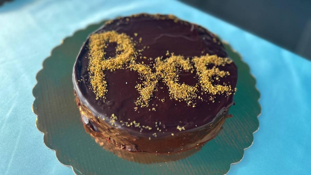 18-годишният Аслан Ахмедов е големият победител в конкурса за нетрадиционна торта „Гараш“ 