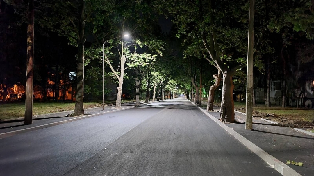 Продължава подмяната на осветителни тела по улици, междублокови пространства и паркове