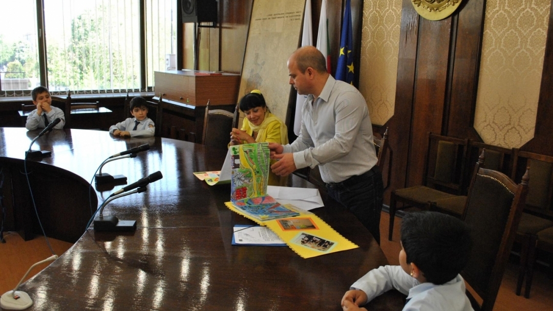 Русенски второкласници споделиха мечтите си за Русе с кмета Пламен Стоилов 