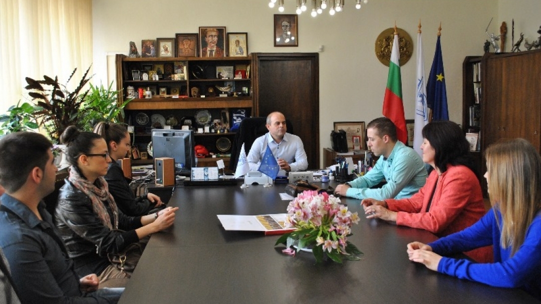 Златна значка на Община Русе за Богдан Донев, знаме с герба за ФТТ „Найден Киров“