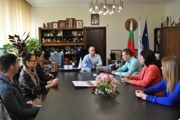 Златна значка на Община Русе за Богдан Донев, знаме с герба за ФТТ „Найден Киров“