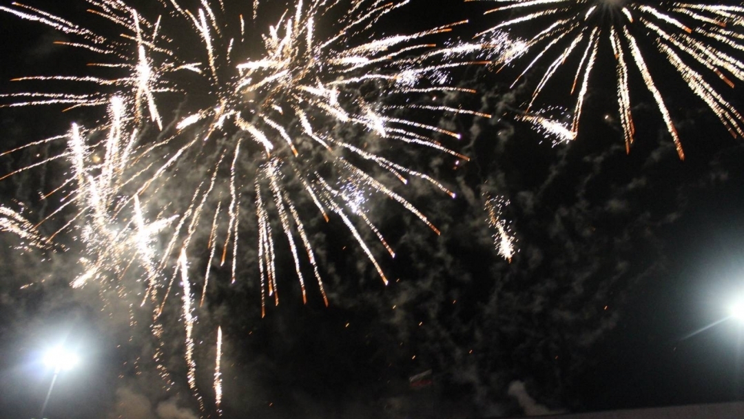 Русе посрещна Нова година със заря, музика и безплатен градски транспорт