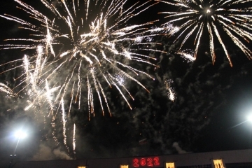 Русе посрещна Нова година със заря, музика и безплатен градски транспорт