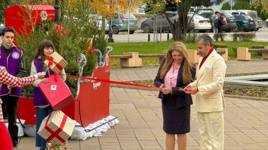 Лайънс клуб „Вдъхновение“ дари празнична украса на града по повод фестивала „Русе – коледната звезда на Дунав“