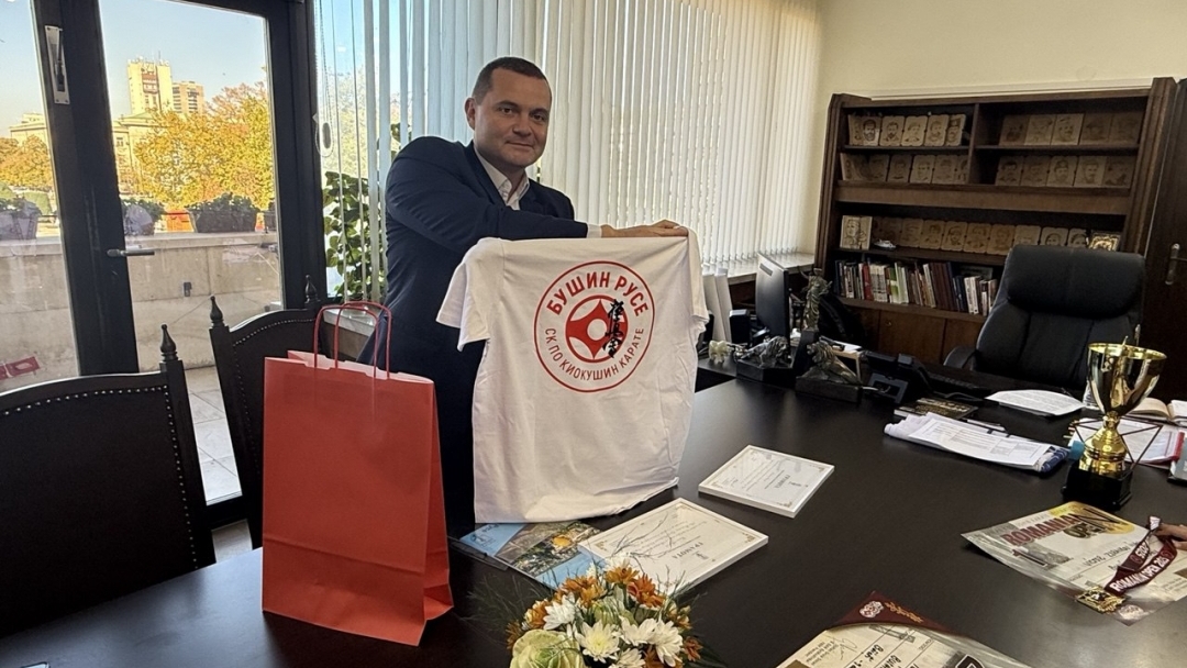 Mayor Pencho Milkov awarded the young karatekas from the "Bushin" Sports Club for their triumph in Bucharest