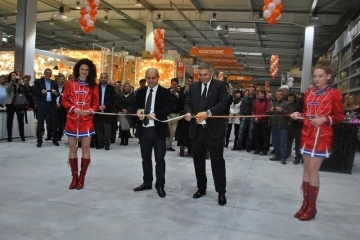 Кметът Пламен Стоилов преряза лентата по повод откриването на най-новия строителен хипермаркет от веригата „Практис“ в Русе