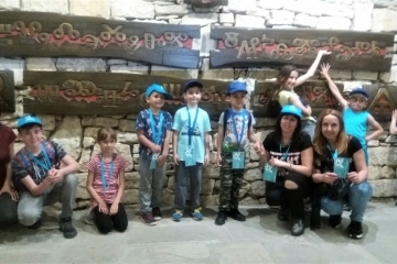 150 деца и родители от Русе бяха в люлката на книжовността – първата българска столица Плиска и изкачиха платото на магнетичния средновековен барелеф с Мадарския конник.