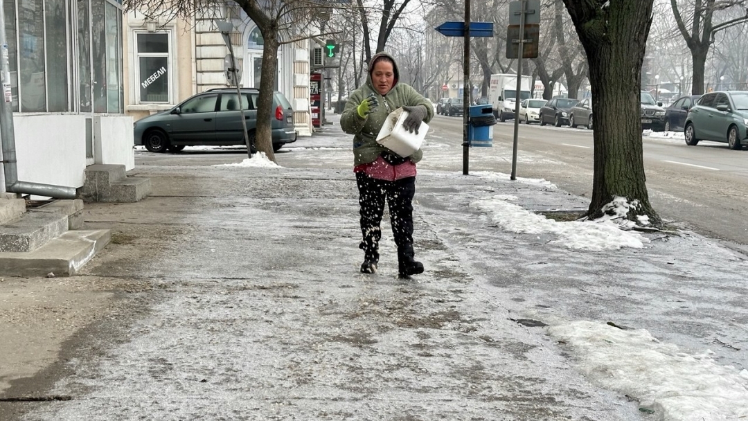 Над 150 служители са мобилизирани за обработка на тротоарите срещу заледяване