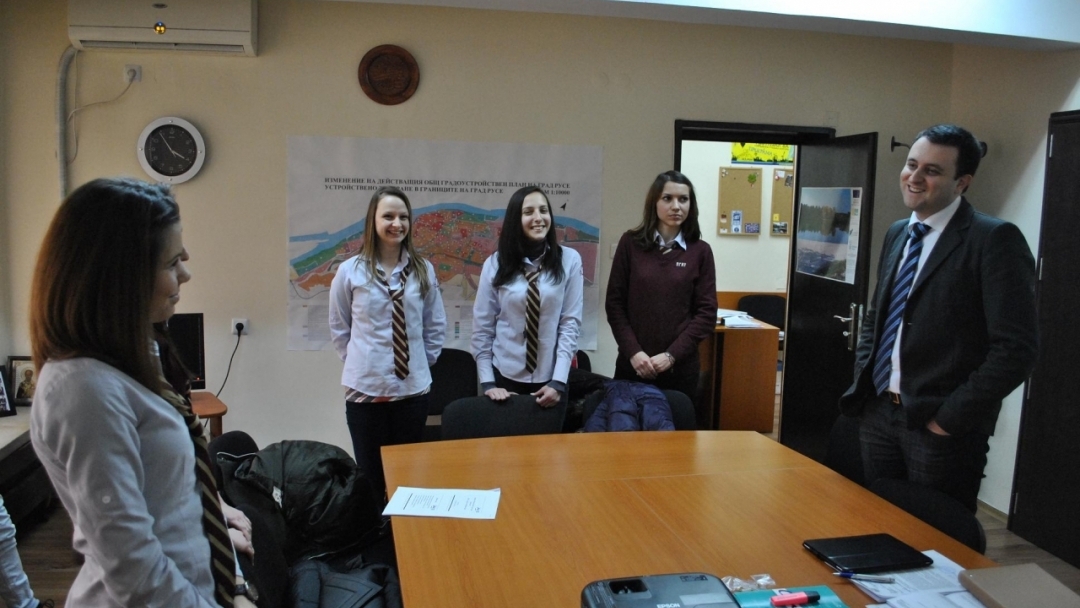 Петима бъдещи икономисти бяха мениджъри за един ден в Община Русе