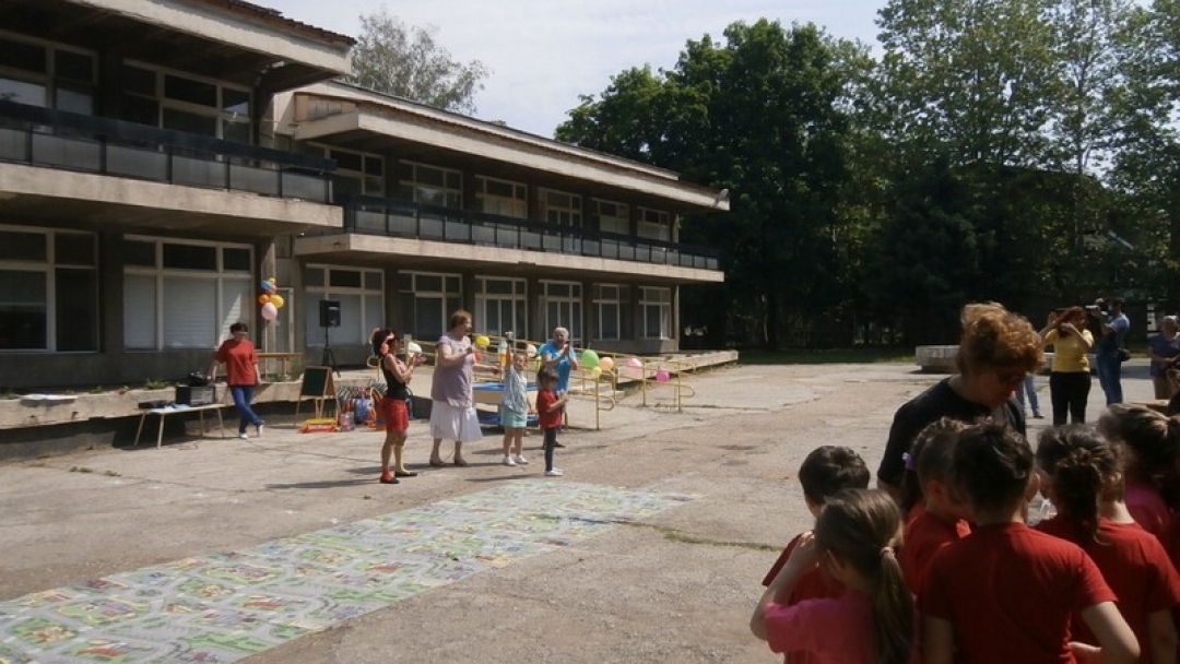 Със спортен празник и тържество завършиха учебната година  в ЦДГ „Зора”