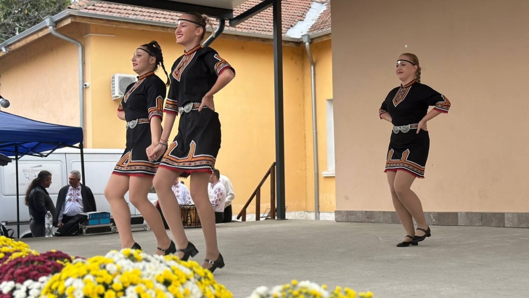Сандрово отбеляза своя празник с много музика и народни танци
