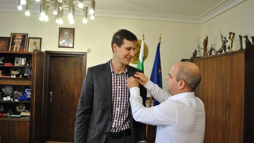 Кметът Пламен Стоилов връчи златна значка на русенеца Явор Попов