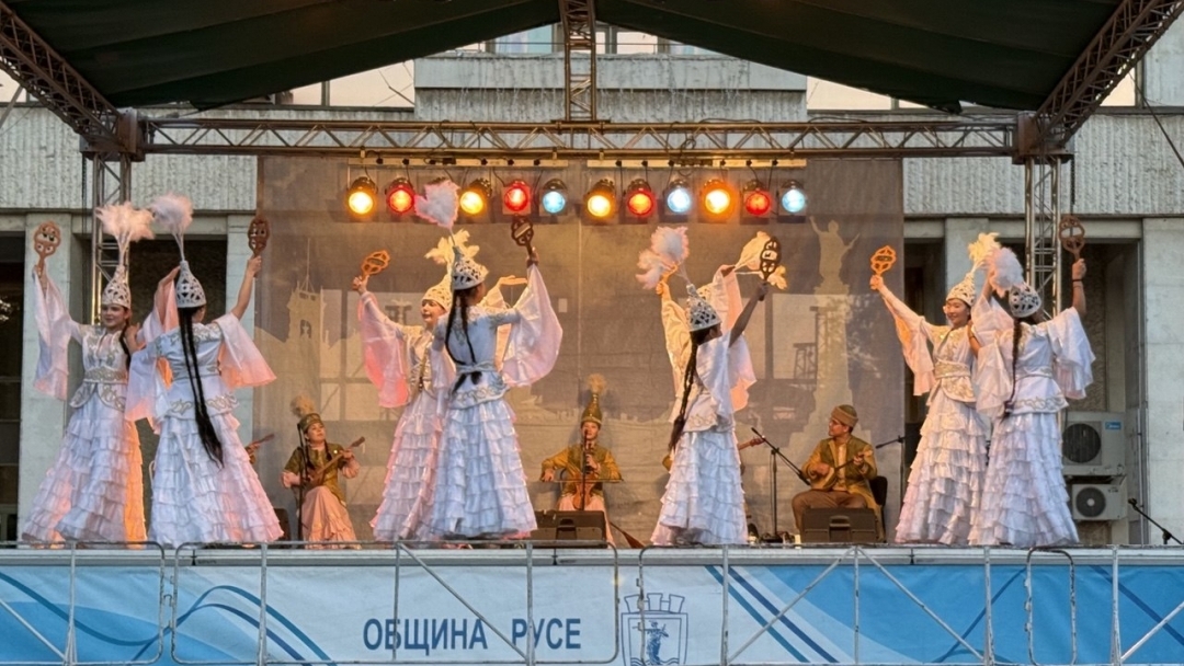 Южна Америка и Централна Азия танцуват на една сцена в Русе