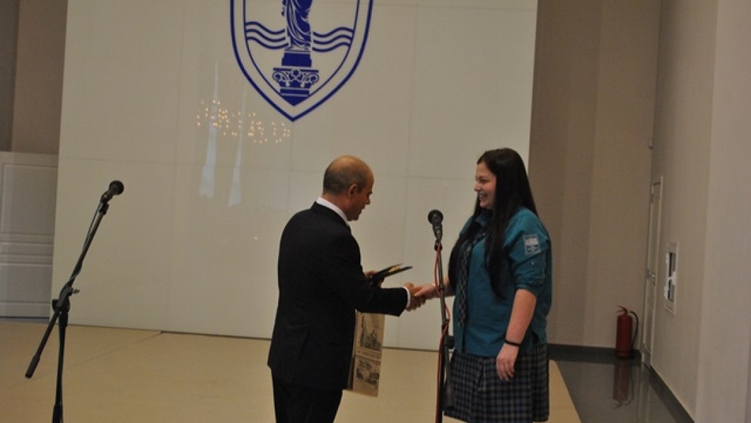 Кметът Пламен Стоилов връчи Ботевската награда на дванадесетокласничката Кристина Димитрова