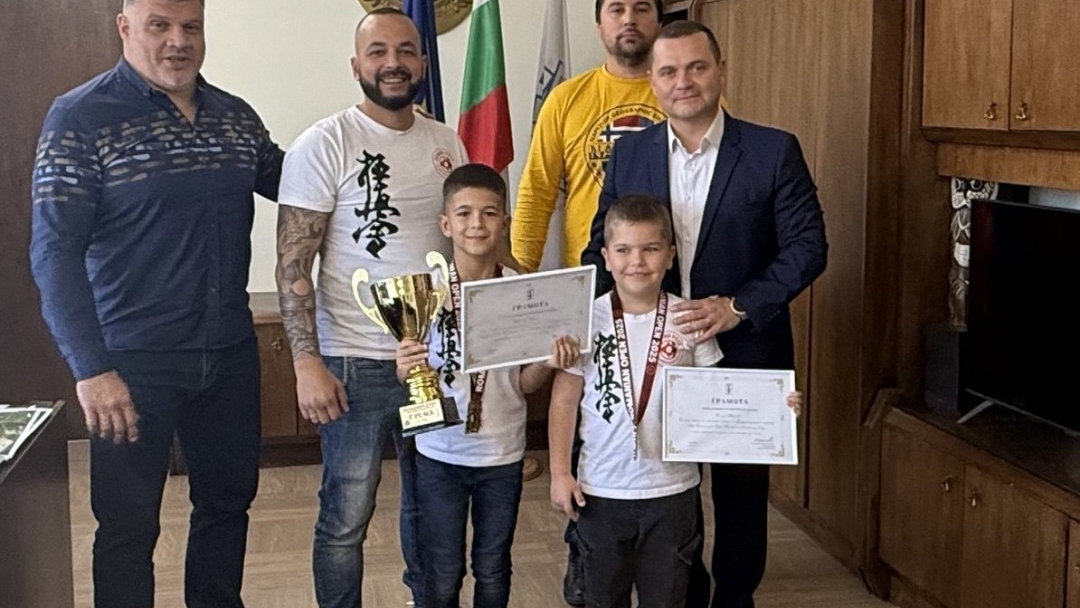 Mayor Pencho Milkov awarded the young karatekas from the "Bushin" Sports Club for their triumph in Bucharest