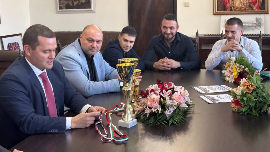 Кметът отличи русенски полицаи за успехите им в национални състезания