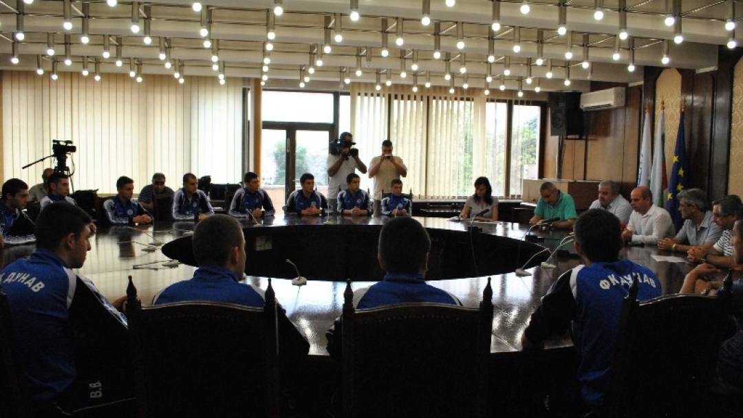 Кметът Пламен Стоилов награди 17-годишните футболисти на ФК „Дунав“