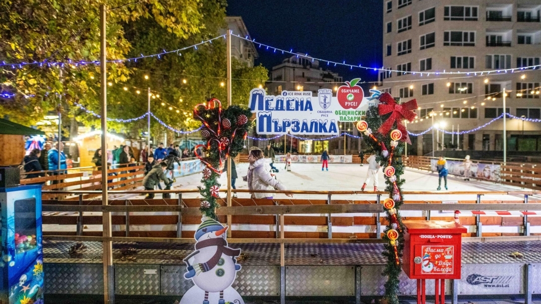 Леденият парк в Русе отваря утре с нови атракции, повече къщички и Виенско колело