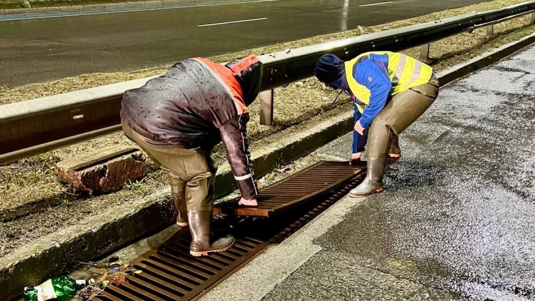 Екипи на общинските предприятия и Пожарната служба продължават дейностите по възстановяване на участъци от инфраструктурата в Русе