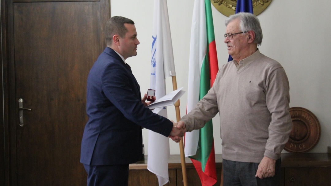 Юбилярът Минко Цочев със златна значка за приноса си в развитието на просветата в Русе
