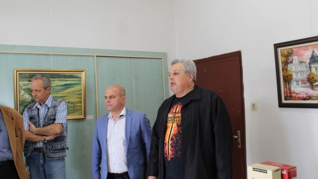  Кметът Пламен Стоилов връчи златна значка "Русе" на художника Цоню Цонев
