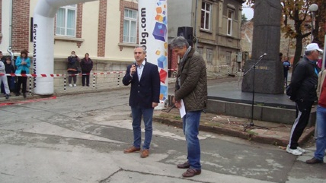 Инж. Димитър Наков откри и награди победителите от общинския крос „Баба Тонка“