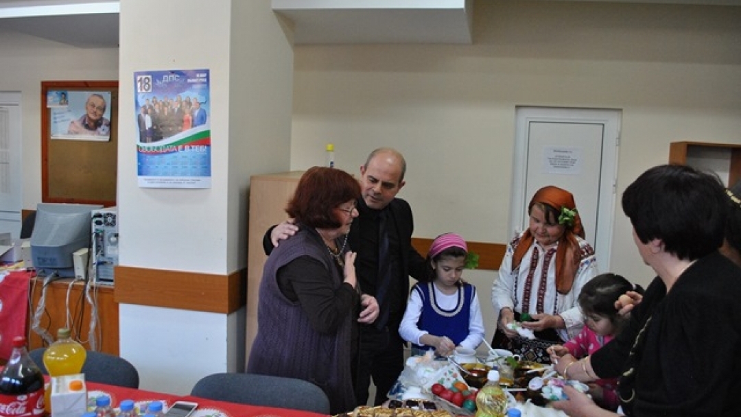 Кметът Памен Стоилов боядиса великденски яйца