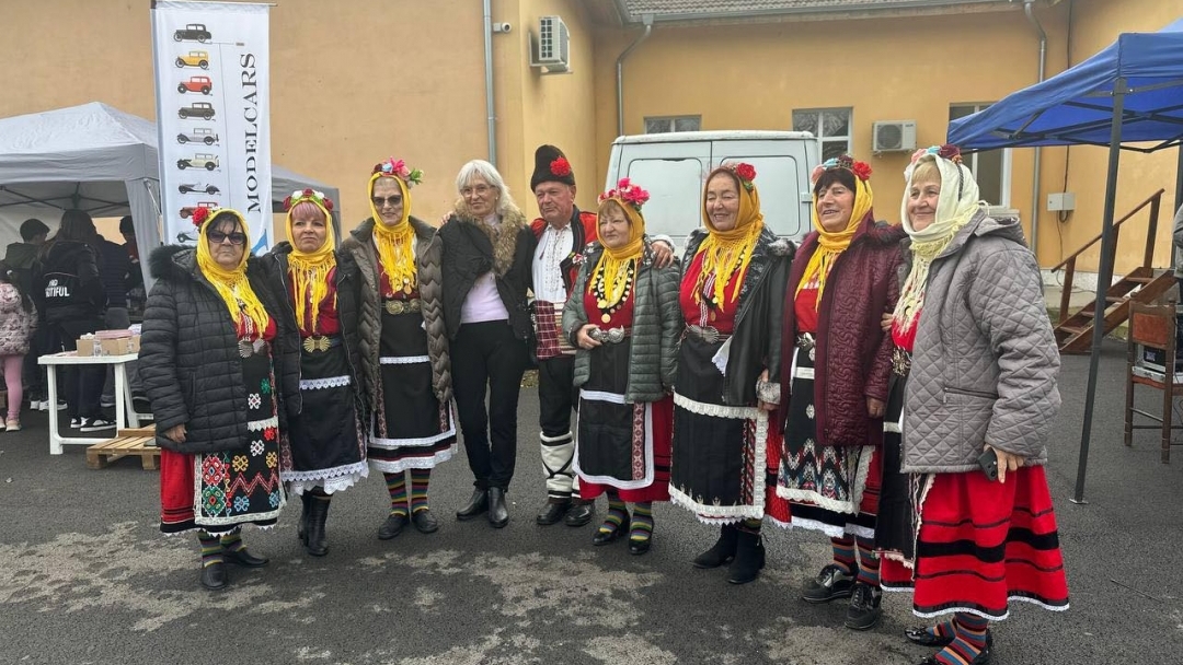 Сандрово отбеляза своя празник с много музика и народни танци