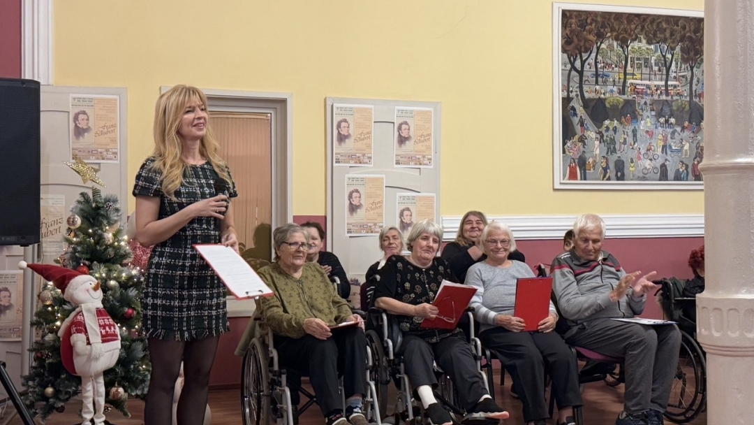 Коледен концерт зарадва възрастните хора от Дом „Милосърдие“