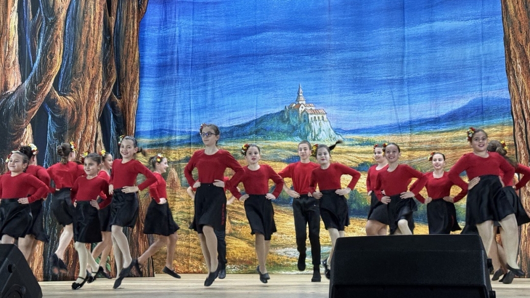 Танцов състав „Мартенски пъзел“ отбеляза 15 години с тържествен концерт