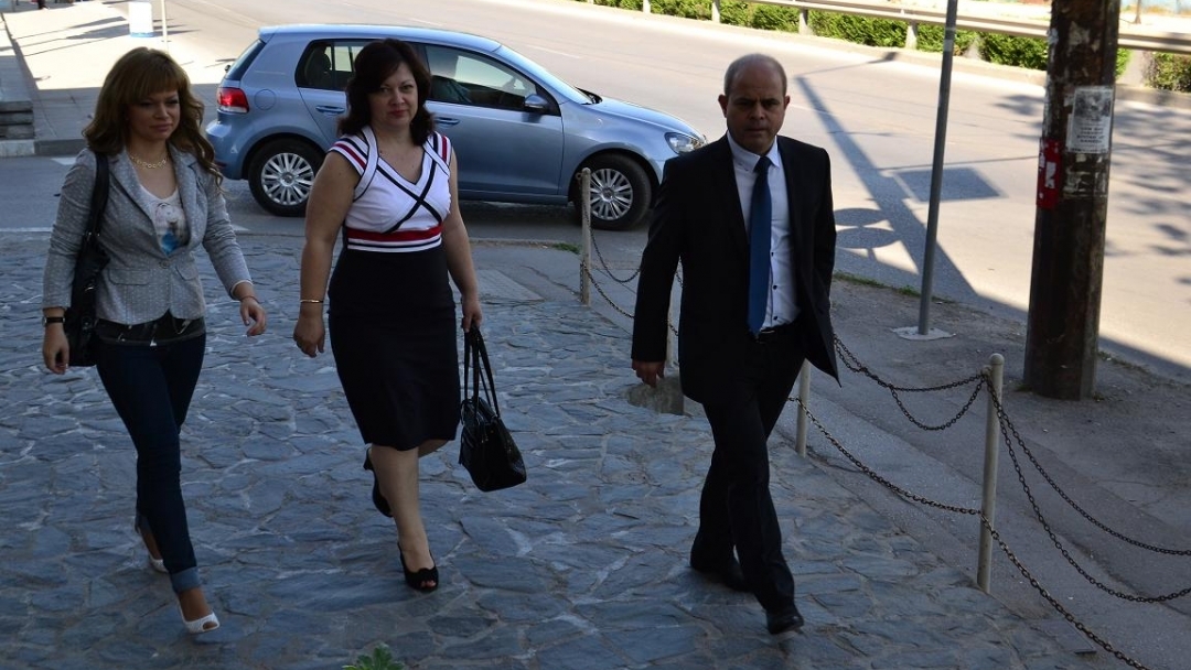 Кметът Пламен Стоилов гласува със семейството си 