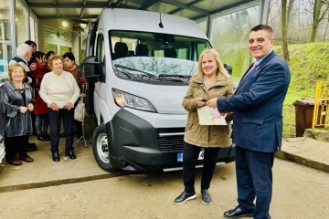 Два нови автомобила със специализирани платформи подпомагат социалните услуги в Русе