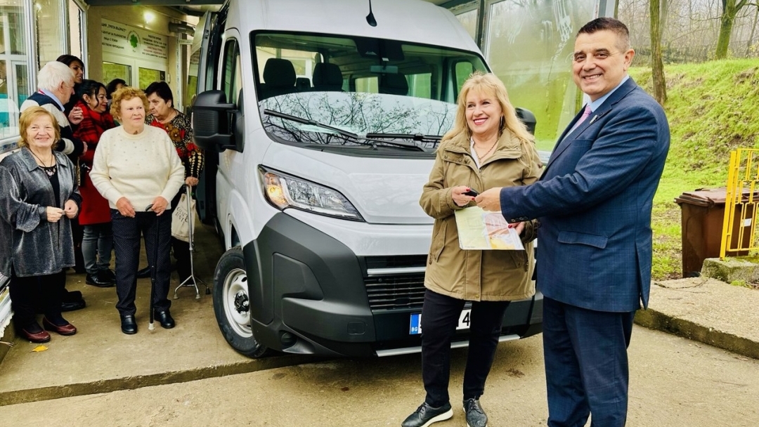 Два нови автомобила със специализирани платформи подпомагат социалните услуги в Русе