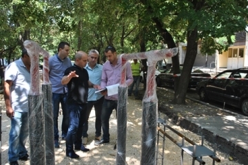 Кметът Пламен Стоилов инспектира строителството на първата площадка за стрийт фитнес в Русе