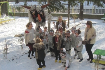 С кукерски игри отбелязаха Атоновден децата в детска градина „Слънце“