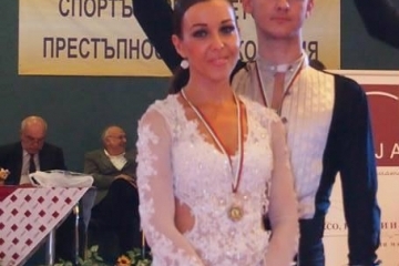 Състезатели на Клуб по спортни танци "Фламинго'98" с отличия от Открит турнир по спортни танци в Пловдив и кръг от веригата за "Купа България