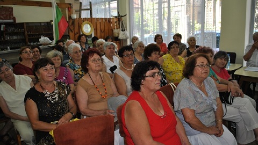 Кметът на Община Русе направи дарение на  пенсионерски клубове