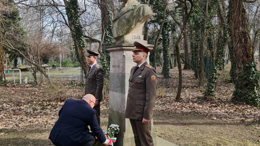 Deputy Mayor Encho Enchev laid flowers at the monument of Vasil Levski in Bucharest