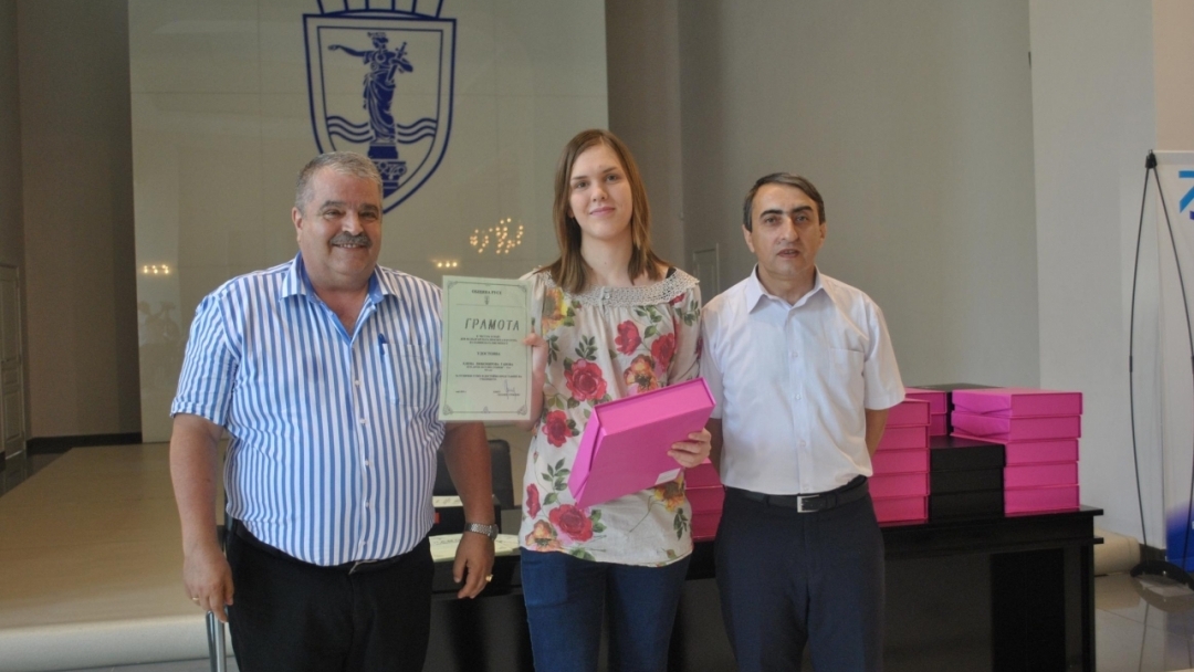 Наградиха 44 русенски отличници