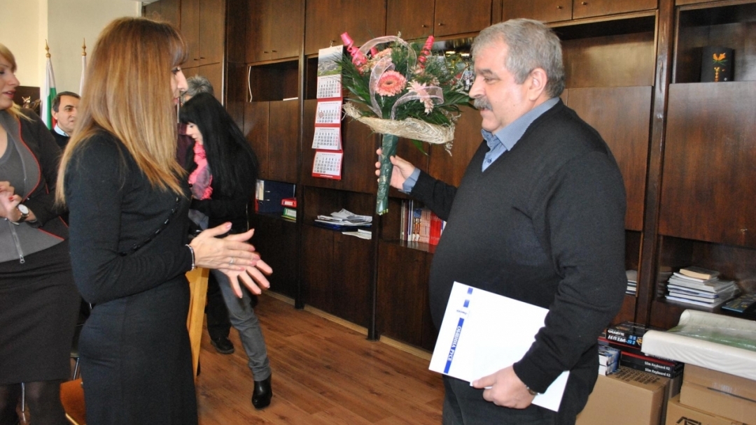 Двама общински директори и новия ръководител на РДНСК поздрави днес кметът Пламен Стоилов 