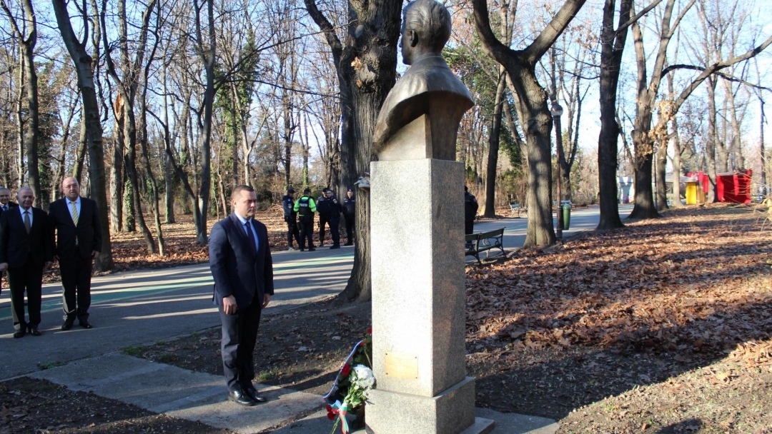 Mayor Pencho Milkov laid flowers at the Hristo Botev monument in Bucharest