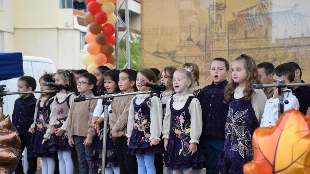 Кварталите „Дружба“ и „Чародейка“ в Русе празнуваха заедно с музика, танци и кулинарни битки