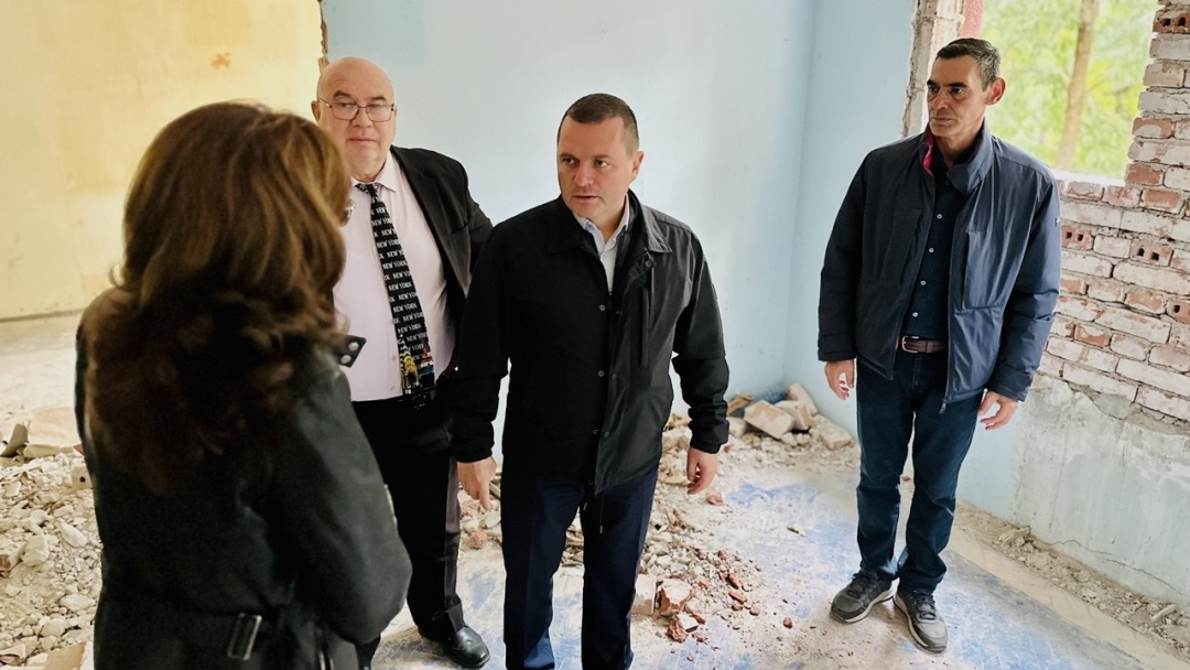 Кметът на Русе провери изпълнението на проекта за обновяване на ученическото общежитие в Образцов чифлик 