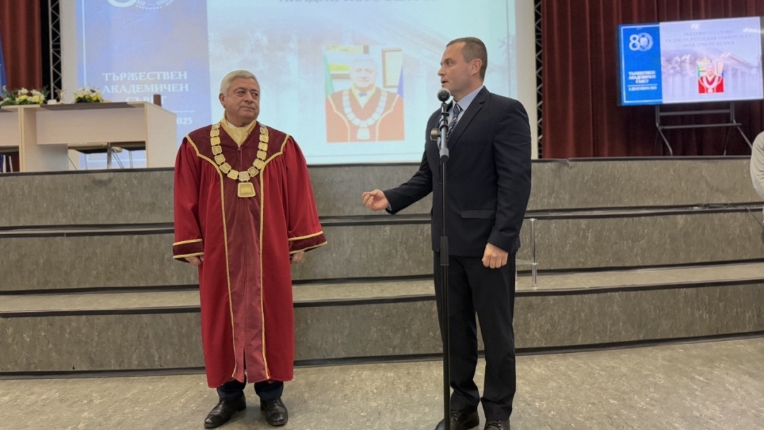 Пенчо Милков връчи почетен плакет на акад. Христо Белоев  за удостояването му със званието "Доктор хонорис кауза“ на Русенския университет  