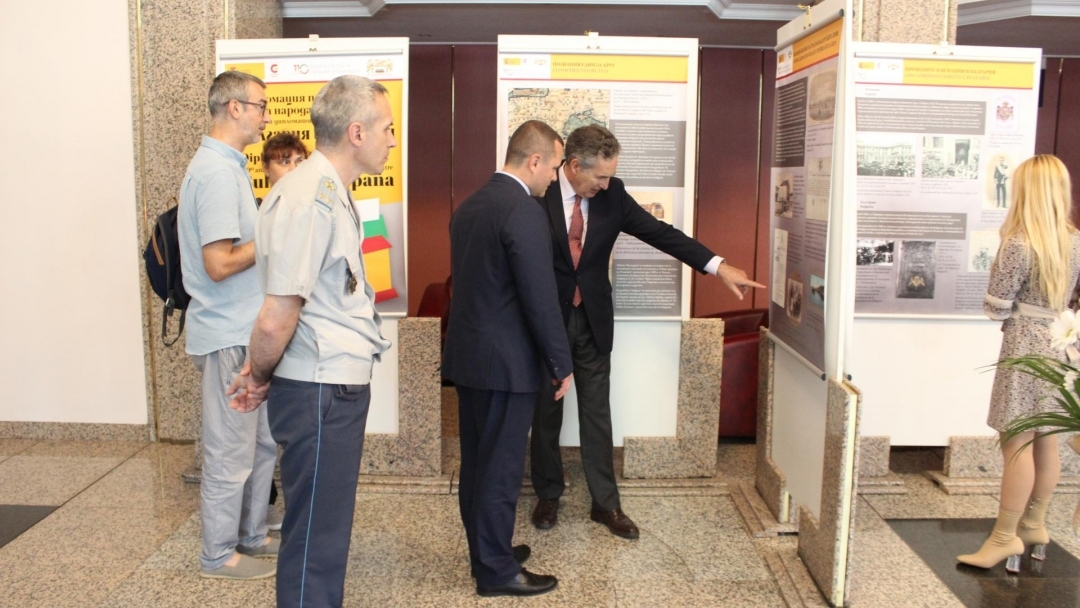  Кметът на Русе и испанският посланик откриха изложба за дипломатическите отношения между двете страни