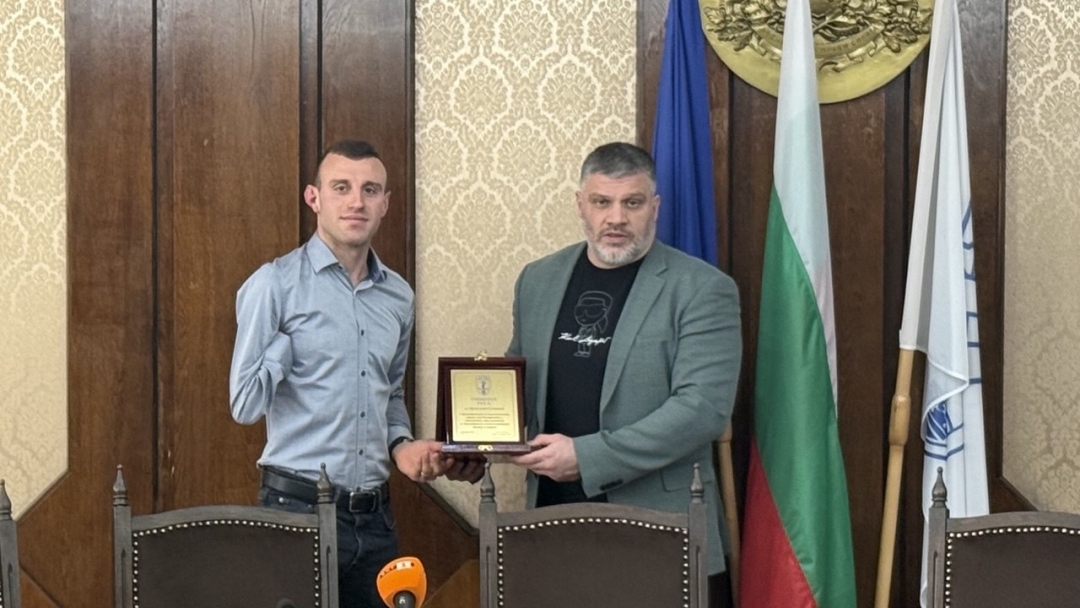 Световният и европейски шампион Християн Стоянов бе удостоен с почетен плакет в Русе