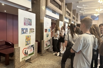 Изложба в Доходното здание представя наградени творби от конкурса на русенската инициатива за борба с наркотиците
