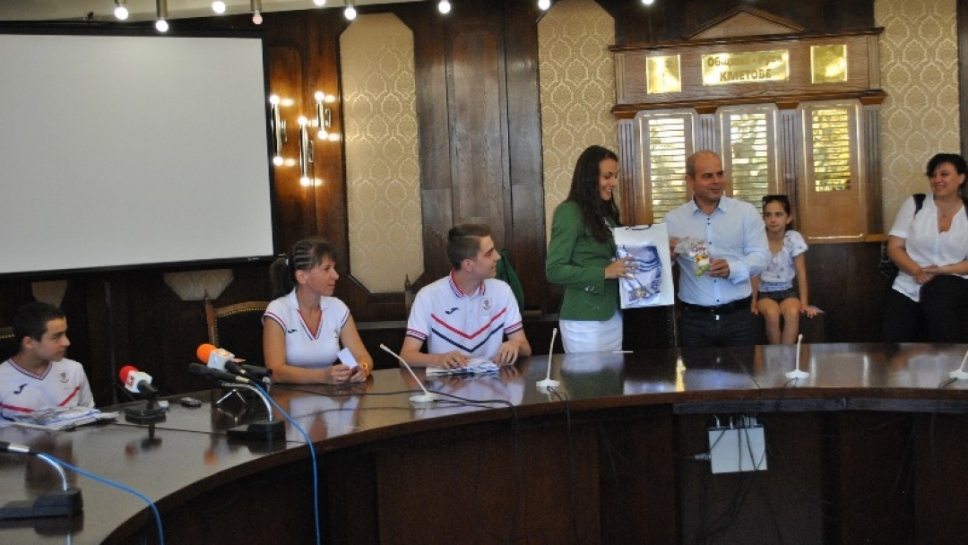 Знамена на Община Русе за тримата спортисти, представили България на Младежките олимпийски игри