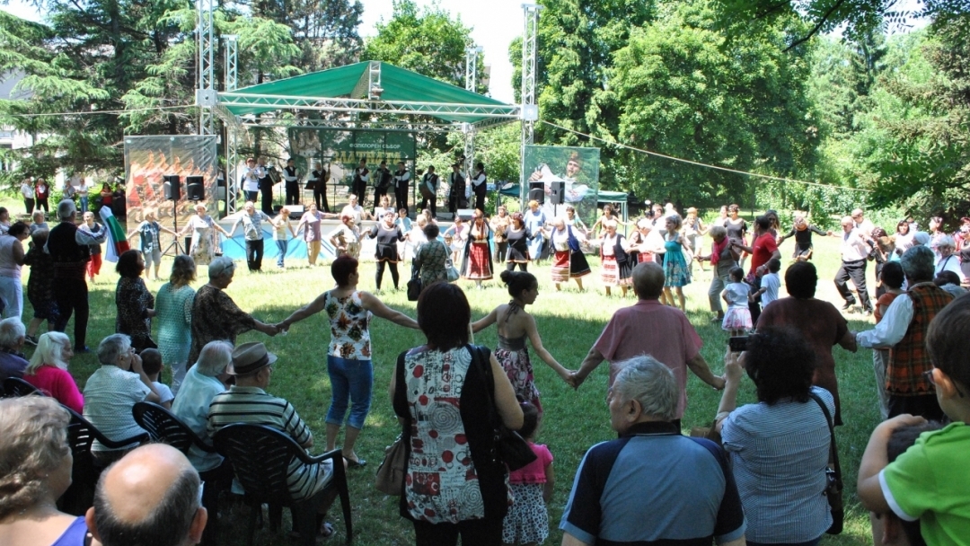 Кметът Пламен Стоилов приветства участниците във фолклорния събор „Златната гъдулка“